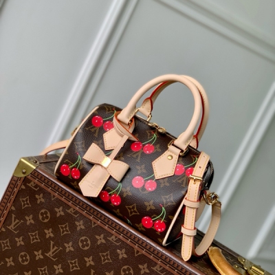 LV路易威登 新款 免稅 晶片版 M13416 本款 Nano Alma 手袋結合 Monogram 塗層帆布與牛皮革飾邊，令玲瓏廓形呈現路易威登 x 村上隆複刻系列的櫻桃圖案。頂部手柄和可拆卸並調節的肩帶實現