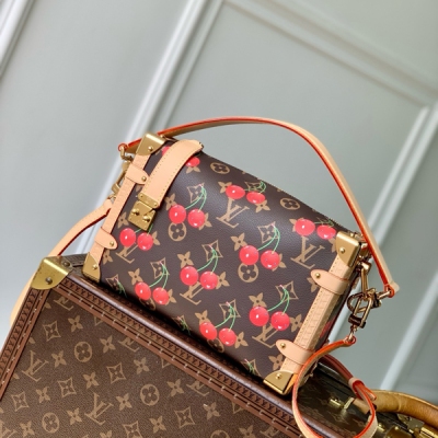 LV路易威登 新款 免稅 晶片版 M14278櫻桃 本款 Side Trunk 中號手袋以諧趣 Monogram 圖案道出路易威登 x 村上隆再版系列的靈動格調，為柔軟牛皮革融入加固金屬包角和標誌性 S-loc