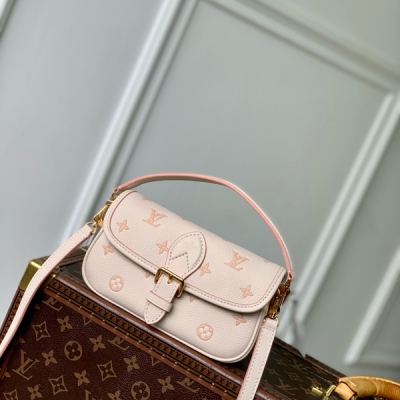LV路易威登 新款 免稅 晶片版 M13642 本款 Nano Diane 手袋以同色美學重繹經典 Monogram 圖案，並為皮革包身融入耀目金屬件與可拆卸肩帶及手柄。緊湊構型輕鬆容納卡夾和化妝品等日常所需。