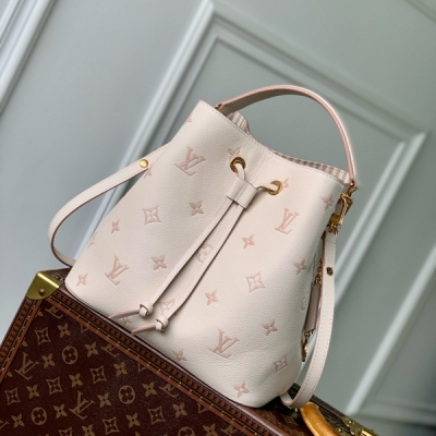 LV路易威登 新款 免稅 晶片版 M14401 本款 NéoNoé 中號手袋以經典 Monogram Empreinte 皮革演繹同色美學，借耀目鏈條裝飾釋放當季新意。齊整內裡設有多重隔層，可拆卸收納袋方便存放