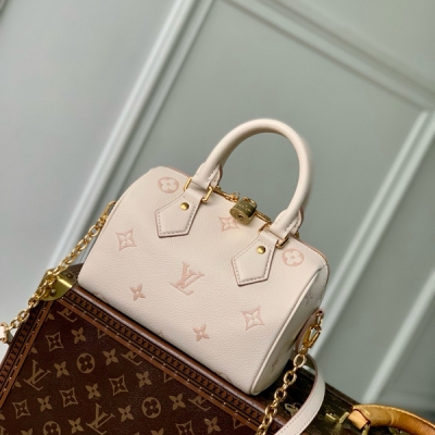 LV路易威登 新款 免稅 晶片版 M14401 本款 NéoNoé 中號手袋以經典 Monogram Empreinte 皮革演繹同色美學，借耀目鏈條裝飾釋放當季新意。齊整內裡設有多重隔層，可拆卸收納袋方便存放
