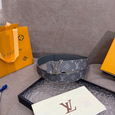 LV路易威登 腰帶 男士新款皮帶寬度4cm 訂製帆布面料飾有全新的圖案效果(顏色純正) 襯托進口小牛皮配色底 搭配精緻的字母搭扣 手感極佳