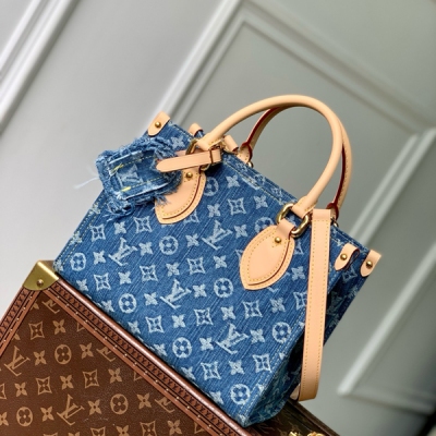 LV路易威登 新款 免稅晶片版 M14633 本款 OnTheGo 小號手袋為經典 Monogram 丹甯布勾勒牛皮革飾邊，搭配耀目金屬件和磁扣翻蓋開合。充裕空間可容納平板電腦和日常所需，可拆卸肩帶實現手提或斜