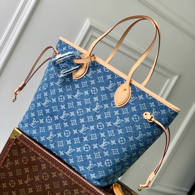 LV路易威登 新款 免稅晶片版 M13192 這款標誌性Neverfull MM手挽袋今季以雋永的Monogram牛仔布重新演繹，是適合配襯上一班及其他場合造型的完美款式。手挽袋綴有標誌性的天然牛皮飾邊細節，同