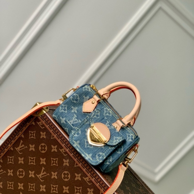 LV路易威登 M82950 可愛的Speedy Nano手袋更可愛的石洗花押字牛仔與天然皮革處理和可拆卸肩帶。牛仔帆布是由認證的有機棉製成的。在包的側面是一個小口袋，可以打開和關閉一個獨特的褶襇鎖。Nano適合