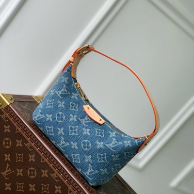LV路易威登 M82949 藍，丹寧牛仔 Mini Moon 手袋選用柔軟 Monogram Empreinte，牛仔布面刺繡豌豆包牛角包小挎包 檸檬黃 可調節肩帶方便肩背、肘挎和手提。20.5 x 6 x 1