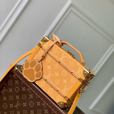 LV路易威登 免稅動態晶片版 M12458 本款 Handle Trunk 手袋取材 Monogram Heritage 帆布，將傳統 Damier 元素的細節移植至此，以 Pharrell Williams
