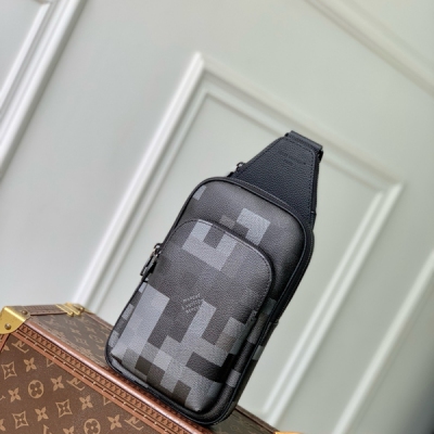 LV路易威登 免稅動態晶片版 M14953 Damoflage 黑色塗層帆布為 Avenue Slingbag 的現代輪廓增添了現代感。圖元化棋盤格圖案的灰色與黑色與啞光黑色五金件搭配，展現出陽剛的時尚感。Av