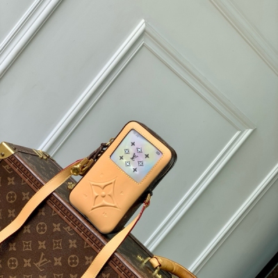 LV路易威登 免稅動態晶片版 M14063 Music Player Wearable Wallet 手袋結合牛皮革和 Monogram 帆布，向昔日數碼音樂播放機擷取靈感，以 LV Blossom 標識描摹介