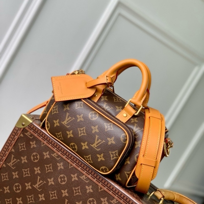 LV路易威登 免稅動態晶片版 M14981 本款 Keepall 25 Cargo 手袋出自 Monogram Archive 系列，為 Monogram 帆布搭配做舊牛皮革飾邊，娓娓道出復古格調。金屬質感珠飾