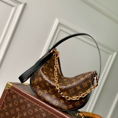 LV路易威登 免稅動態晶片版 M15056 Cookie BB 手袋取材 Monogram 塗層帆布，以撞色皮革飾邊烘托半月形構型。輕盈設計結合可調節手柄和可拆卸鏈條，實現斜挎和肩背的自如轉換。可將手袋兩端相連