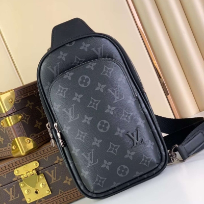 LV路易威登Louis Vuitton LOUIS VUITTON LV路易威登 獨實家?拍 動態晶片版】M47137黑花 M11703灰花【獨家實拍 M47137黑花/對版 】本款 Avenue 小號單肩包選用 Monogram Ecli
