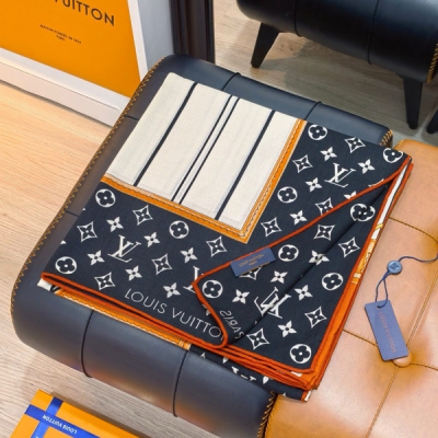 LV路易威登 x TM SUPERFLAT 140絲毛方巾 140真絲羊毛雙面同色披肩 LV x TM Monogram Superflat Characters 絲毛方巾出自路易威登 x 村上隆合作系列，以全