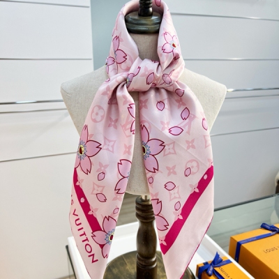 LV路易威登 x TM MONOGRAM CHERRY BLOSSOM 18mm頂級真絲雙面同色絲巾 本款桑蠶絲方巾以潮流筆觸演繹路易威登 x村上隆複刻系列的歡快氣息，令 Monogram 圖案與彰顯藝術家靈動