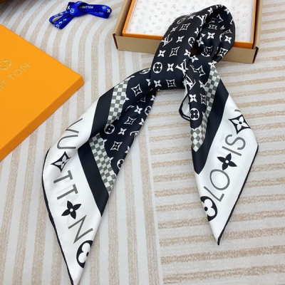 LV路易威登 上身效果瘋狂的喜歡專櫃也是剛剛上架的，LV最最新款 非常有看頭，LV的這類元素一直是高級女人的氣場感，時髦和女人味融合的剛剛好這樣的搭配真的是好時髦，優雅女人味非常適合日搭的配色手感，光澤感，卷邊