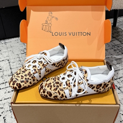 LV路易威登 最新Sneakerina系列休閒德訓鞋，原版購入開發 做貨 這款LV Sneakerina 芭蕾風運動鞋以絲滑絨面牛皮革塑造流暢線條，兼具芭蕾舞鞋的輕盈構型和運動鞋的舒適質感。面料: 原版定制進口