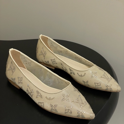 LV路易威登Louis Vuitton LOUIS VUITTON 路易威登 LV 網紗鑽面仙女鞋網面燙鑽平底單鞋，BingBling網紗水晶鑽，鞋面採用了透氣的網紗材質，這種材質不僅能讓腳部在穿著時保持相對透氣舒適，同時也讓鞋面上的水鑽裝