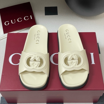 Gucci古馳 新款雙G鏤空厚底沙灘涼拖鞋，這款單品出自Gucci Lido系列，設計靈感源自義大利海岸的夏日風情和海灘俱樂部。從為品牌注入榮光的20世紀70年代典藏設計中擷取靈感，互扣式雙G在這款皮革拖鞋上以大號鏤空細節煥新呈現。鞋面：小