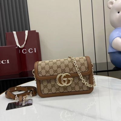 Gucci古馳 新品 Go系列專為運動而生。這款肩背包以精緻而輕盈的GG Monogram帆布匠心打造，配以雅致的鏈帶，為2025春夏系列再添亮眼力作。其包內格局也非常實用，後側設有一個可拆卸鏡子。棕色GG Monogram帆布 棕色皮革滾