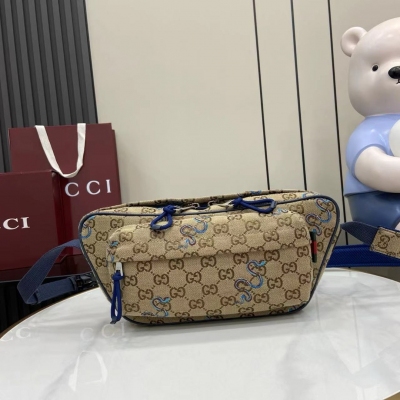 Gucci古馳 新品 蛇型圖案以印花或刺繡細節匠心呈現，與品牌標識相映成趣，為2025早春系列的多款男士手袋增色添彩。這款米色和深棕色Original GG帆布背包因藍色撞色蛇型刺繡而倍添魅力。腰包廓形巧妙綴飾織帶提環細節。米色和深棕色經典