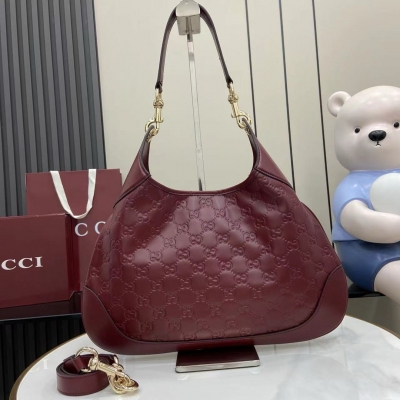 Gucci古馳 新品 呈獻Gucci Body雙鎖扣手袋，靈感來源於上世紀50年代典藏設計。這款肩背包承襲20世紀中期的典藏設計精髓，甄選GG印花壓紋皮革匠心打造，盡綻垂墜感十足的靈動廓形。黑色GG印花壓紋皮革 黑色皮革滾邊 淺金色調配件