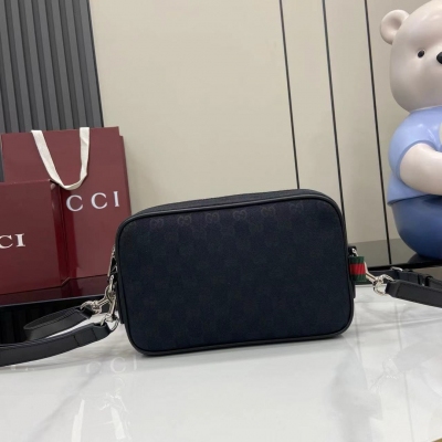 Gucci古馳 新品 GG帆布致敬品牌立等可辨的GG字母交織圖案，該圖案源自品牌創始人Guccio Gucci先生的姓名首字母縮寫。這款日常托特包綴飾紅綠織帶細節，配以深棕色皮革肩帶，是您理想的搭配選擇。米色和深棕色GG帆布 深棕色皮革滾邊