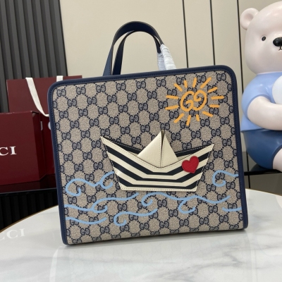 Gucci古馳 新品 從廓形設計到印花細節，航海風情圖案為2025早春兒童系列注入充滿冒險精神而不失優雅意蘊的雙重氣息。這款兒童托特包以GG Supreme帆布匠心打造，巧妙融入GG太陽和海浪印花以及Supreme帆布小船細節，盡顯別致風采