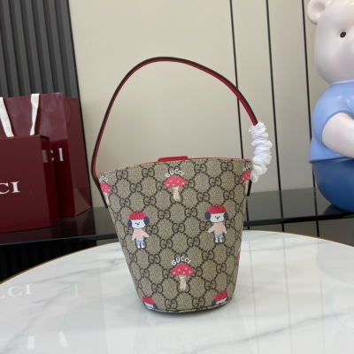 Gucci古馳 新品 韓國插畫家兼作家Seungyoun Kim以迷人又可愛的設計而為人所知，她的作品讓人不禁聯想起童年熟悉的景象。她將小狗和其他動物的印花和刺繡與品牌名稱糅為一體，為2025早春兒童系列添姿加彩。這款GG Supreme水
