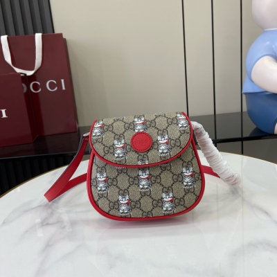 Gucci古馳 新品 畫家Naon Jeong從日常生活和本土文化中汲取靈感，創作出趣意十足且充滿懷舊氣息的設計。她將小貓印花和其他趣味圖案與品牌名稱糅為一體，為2025早春兒童系列添姿加彩。這款兒童肩背包以GG Supreme帆布匠心打造