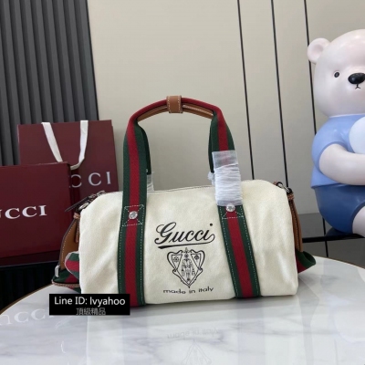 Gucci古馳 新品 以自由、活力與社群為主題，2025春夏系列煥新呈獻多款旅行單品和男士包袋，為出行探索更添妙趣。這款帆布旅行包頂部綴飾縫線細節，配以棕色皮革滾邊，正面飾以“Gucci Made in Italy”徽章印花。米白色帆布 棕