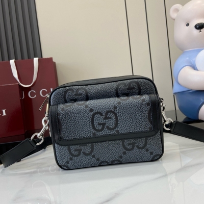 Gucci古馳 新品 2025早春系列延續超級雙G設計，匠心融蘊全新粒面紋理。作為對Guccio Gucci先生姓名首字母的煥新演繹，雙G圖案以超大尺寸矚目呈現，營造經久不衰的品牌標識魅力。這款灰色和黑色斜挎包以經典牛皮革匠心打造，配有多個