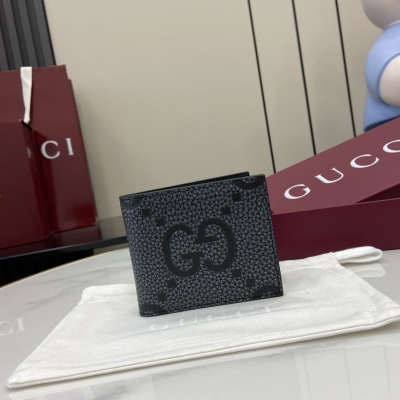 Gucci古馳 新品 經典字母交織圖案將小件日用單品打造成時尚配飾。新穎的紋理與飾面在Gucci全新系列中依舊大放異彩，盡展澎湃活力和個性魅力。這款錢包以深灰色和黑色粒面牛皮革匠心打造，通體綴飾GG標識。深灰色和黑色GG粒面牛皮革 雲紋織物