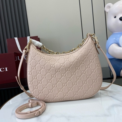 Gucci古馳 新品 GG Emblem系列中號肩背包 全新GG Emblem系列煥新詮釋品牌的雋永優雅風範和精湛工藝。這款中號肩背包採用GG粒面皮革製作，鏈式肩帶為整體更添一抹亮色。粉色GG粒面皮革，米色棉麻混紡襯裡，內部：1個拉鍊袋，肩