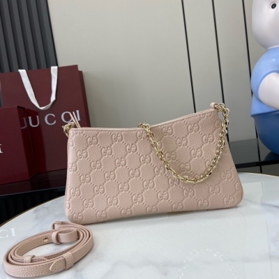 Gucci古馳 新品 GG Emblem系列小號肩背包 全新GG Emblem系列煥新詮釋品牌的雋永優雅風範和精湛工藝。這款小號肩背包採用GG粒面皮革製作，鏈式肩帶為整體更添一抹亮色，隨附的可拆卸皮革肩帶更添造型選擇。灰色GG粒面皮革，棕色