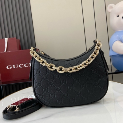 Gucci古馳 新款 GG Emblem系列小號肩背包 GG Emblem系列以創意設計和創新功能煥新詮釋經典圖案，匠心締造未來數年的珍藏之選。這款小號半月形包煥新演繹品牌全新標誌性單品系列，精心配設一條淺金色調鏈式肩帶，另隨附一條皮革肩帶