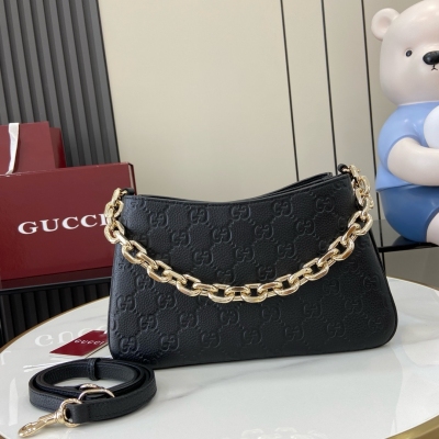 Gucci古馳 新款 GG Emblem系列小號肩背包 GG Emblem系列以創意設計和創新功能煥新詮釋經典圖案，匠心締造未來數年的珍藏之選。這款小號肩背包煥新演繹品牌全新標誌性單品系列，精心配設三個隔層和一條淺金色調鏈式肩帶，另隨附一條