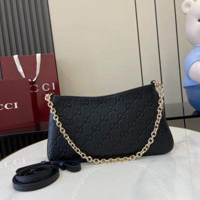 Gucci古馳 新品 GG Emblem系列小號肩背包 全新GG Emblem系列煥新詮釋品牌的雋永優雅風範和精湛工藝。這款小號肩背包採用GG粒面皮革製作，鏈式肩帶為整體更添一抹亮色，隨附的可拆卸皮革肩帶更添造型選擇。黑色GG粒面皮革，棕色