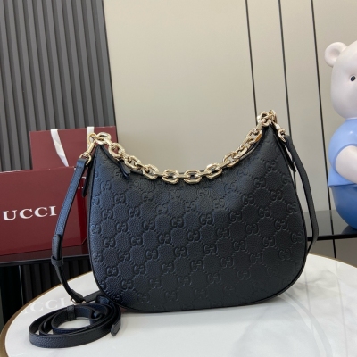 Gucci古馳 新品 GG Emblem系列中號肩背包 全新GG Emblem系列煥新詮釋品牌的雋永優雅風範和精湛工藝。這款中號肩背包採用GG粒面皮革製作，鏈式肩帶為整體更添一抹亮色。黑色GG粒面皮革，棕色棉麻混紡襯裡，內部：1個拉鍊袋，肩
