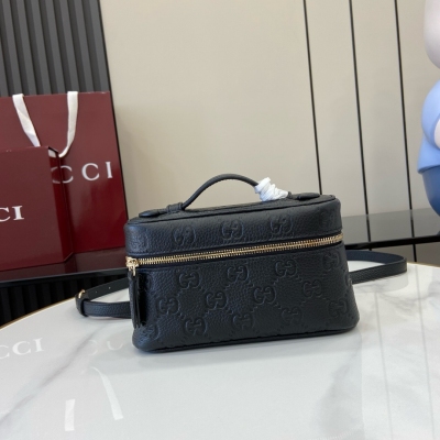 Gucci古馳 新品 GG Emblem系列超迷你手袋 GG Emblem系列以創意設計和創新功能煥新詮釋經典圖案，匠心締造未來數年的珍藏之選。這款超迷你手袋煥新演繹品牌全新小件配飾系列，甄選經典GG粒面皮革製作。精心搭配兩個內部卡片隔層和