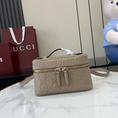 Gucci古馳 新品 GG Emblem系列超迷你手袋 GG Emblem系列以創意設計和創新功能煥新詮釋經典圖案，匠心締造未來數年的珍藏之選。這款超迷你手袋煥新演繹品牌全新小件配飾系列，甄選經典GG粒面皮革製作。精心搭配兩個內部卡片隔層和