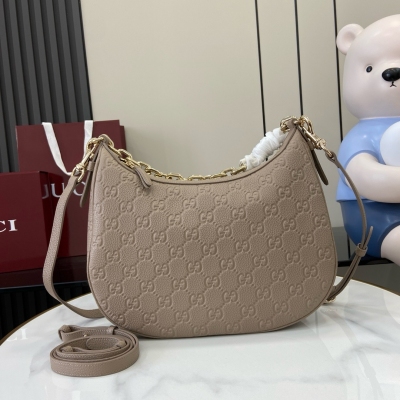 Gucci古馳 新品 GG Emblem系列中號肩背包 全新GG Emblem系列煥新詮釋品牌的雋永優雅風範和精湛工藝。這款中號肩背包採用GG粒面皮革製作，鏈式肩帶為整體更添一抹亮色。灰色GG粒面皮革，米色棉麻混紡襯裡，內部：1個拉鍊袋，肩