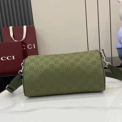 Gucci古馳 新品 這款單品以GG帆布匠心打造，致敬品牌創始人Guccio Gucci立等可辨的字母交織圖案。演繹全新森林綠色調，為日常配飾增添現代氣息，搭配織帶細節，令整個設計魅力倍增。森林綠GG帆布 森林綠鑲邊滾邊 紅綠織帶細節 尼龍