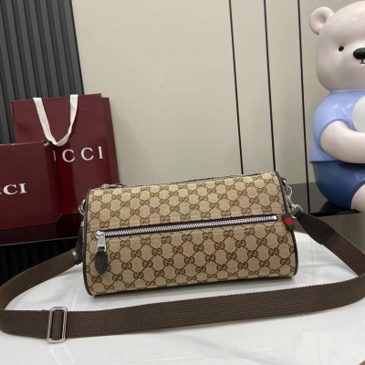 Gucci古馳 新品 2025早秋系列精選男士包袋匠心融蘊流暢線條與品牌典藏標識。這款旅行包以米色和棕色GG帆布匠心打造，綴飾紅綠織帶細節，令整個設計愈發豐滿。米色和深棕色GG帆布 深棕色皮革滾邊 紅綠織帶細節 尼龍襯裡 三角造型側面 內部