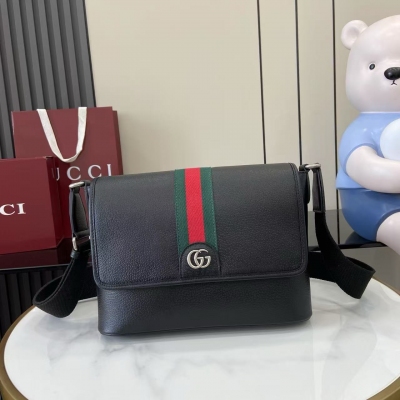 Gucci古馳 新品 Ophidia系列匠心融蘊米色和深棕色兩大配色，搭配經典廓形與全新功能，甄選觸感柔軟的織物打造。這款背包以GG字母交織圖案塗層織物打造，匠心綴飾雙G標識和織帶細節。米色和深棕色GG字母交織圖案塗層織物 深棕色皮革滾邊