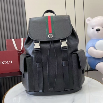 Gucci古馳 新品 Ophidia系列革新蘊聚黑色配色與精緻皮革，以全新功能弘彰品牌標誌性廓形。這款郵差包以自然光澤軟皮打造，匠心綴飾雙G標識和織帶細節。自然光澤黑色軟皮 黑色皮革滾邊 鈀金色調配件 深綠色亞麻棉混紡襯裡 雙G 織帶細節