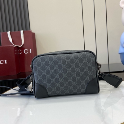 Gucci古馳 新品 全新GG Emblem系列男士旅行單品煥新詮釋品牌的雋永優雅風範和精湛工藝。這款斜挎包以全新米色和深棕色GG字母圖案塗層織物匠心打造，搭配可拆卸提手。米色和深棕色全新GG字母圖案塗層織物 棕色皮革滾邊 棉質襯裡 內部：