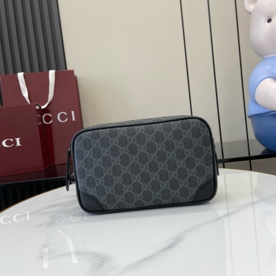 Gucci古馳 新品 全新GG Emblem系列煥新詮釋品牌的雋永優雅風範和精湛工藝。這款洗漱包以全新棕色GG字母圖案塗層織物匠心打造，搭配開口袋，外部D形環可掛其他配飾。棕色全新GG字母圖案塗層織物 棕色皮革滾邊 尼龍襯裡 內部：一個開口