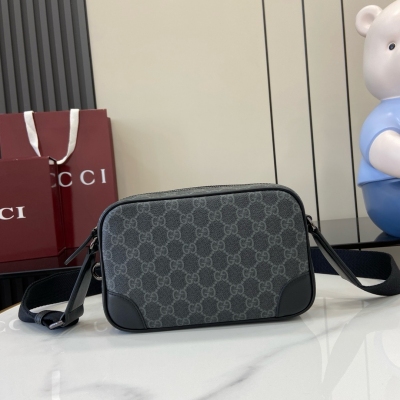 Gucci古馳 新品 GG Emblem系列以創意設計和創新功能煥新詮釋經典圖案，匠心締造未來數年的珍藏之選。這款超迷你手袋以米色和深棕色全新GG字母交織圖案織物匠心打造，煥新演繹全新配飾系列。巧妙融入一個飾Gucci壓花標識的開口後袋。米