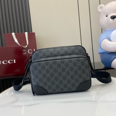 Gucci古馳 新品 全新GG Emblem系列男士旅行單品煥新詮釋品牌的雋永優雅風範和精湛工藝。這款斜挎包以全新米色和深棕色GG字母圖案塗層織物匠心打造，內設一個拉鍊袋，外部D形環可掛配飾。米色和深棕色全新GG字母圖案塗層織物 棕色皮革滾