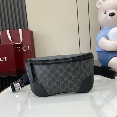 Gucci古馳 新品 全新GG Emblem系列男士旅行單品煥新詮釋品牌的雋永優雅風範和精湛工藝。這款腰包以全新米色和深棕色GG字母圖案塗層織物匠心打造，搭配開口袋，外部D形環可掛配飾。米色和深棕色全新GG字母圖案塗層織物 棕色皮革滾邊 棉